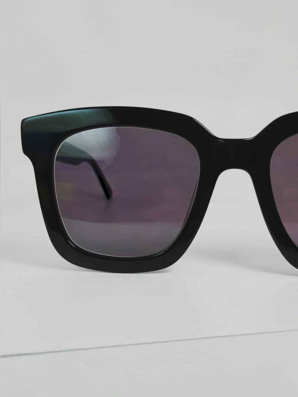 Los Angeles. Classic Black Square Women. Bold